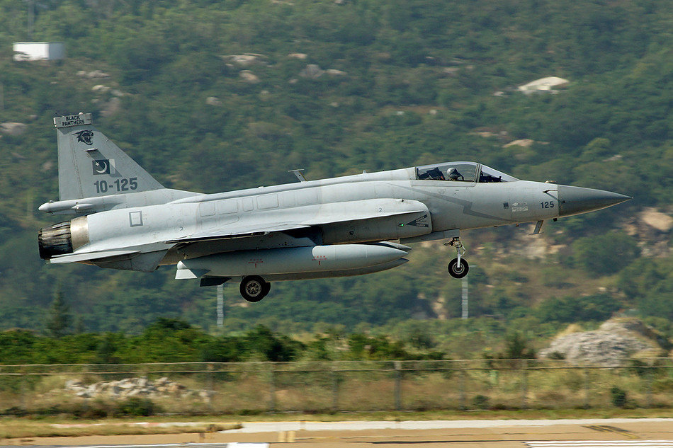 JF-17+Thunder+in+Zhuhai+Airshow+2012-.jpg
