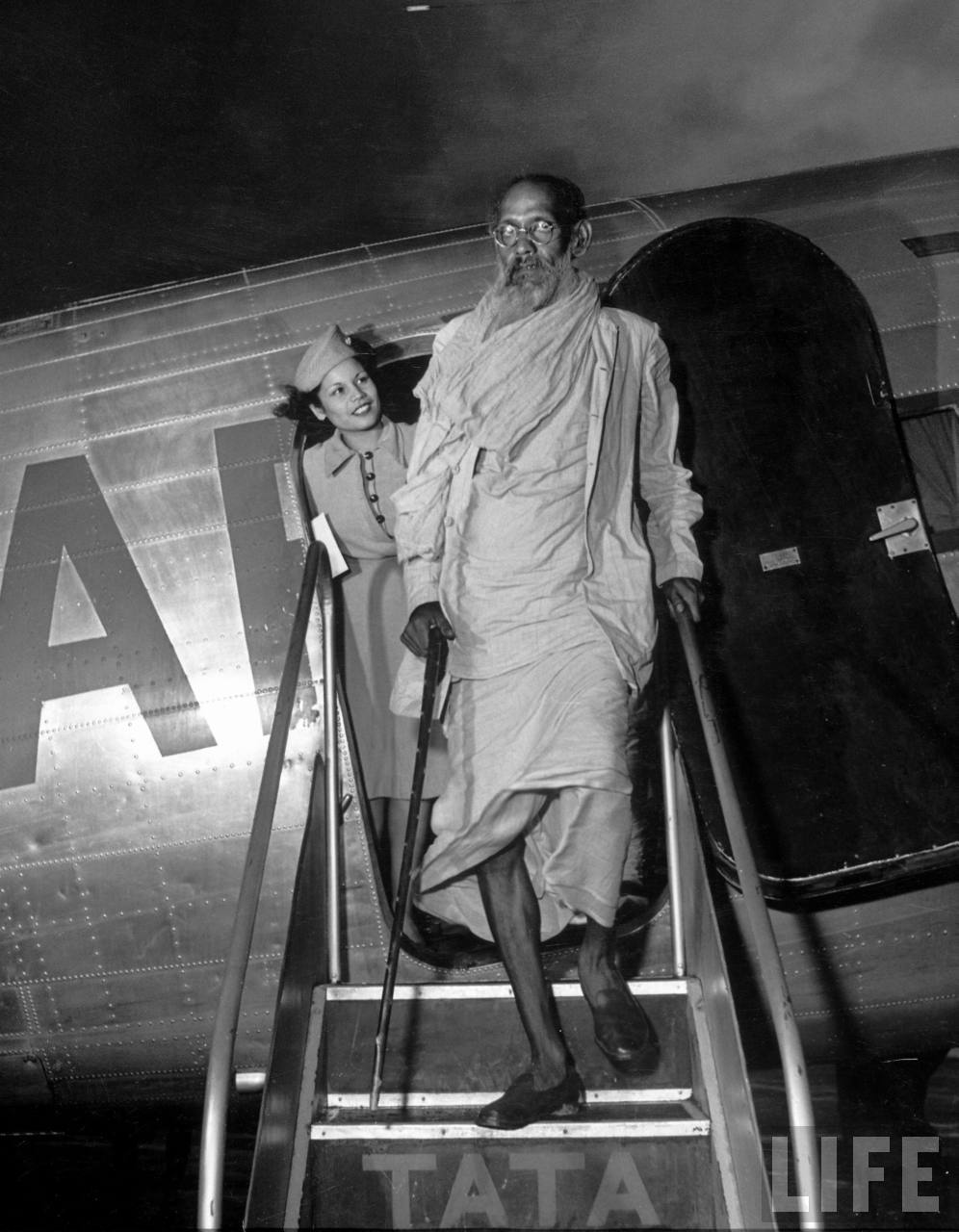 Air+India+Flight+Attendants+-+1946+%287%29.jpg