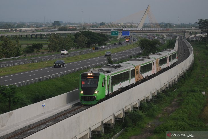 Uji-Coba-Kereta-Api-Bandara-Adi-Soemarmo-281219-Ajn-1.jpg