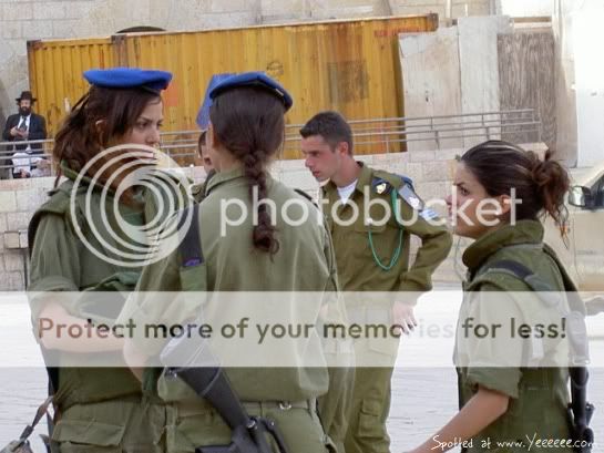 FemaleIsraeliSoldiersinJerusalem.jpg