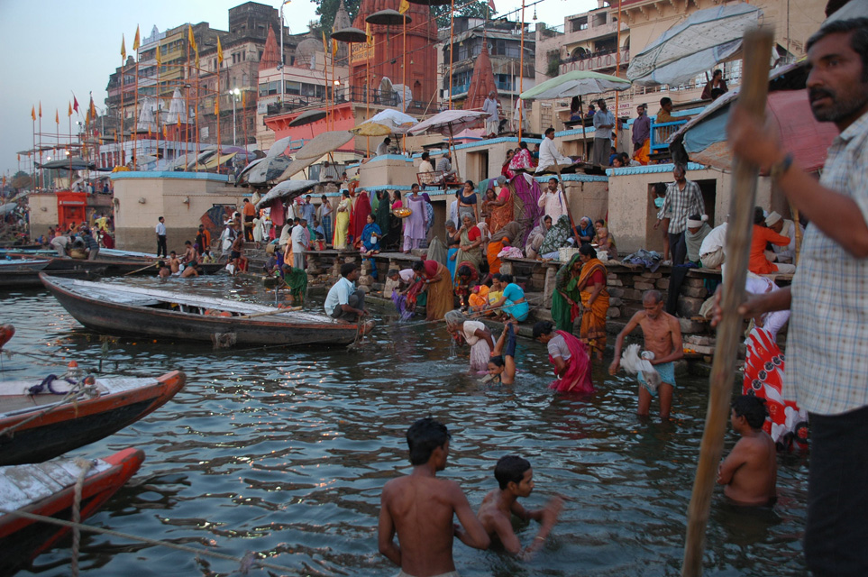 VNS%20Varanasi%20or%20Benares%20-%20Hindu%20pilgrims%20taking%20a%20bath%20in%20the%20Ganges%20river%20at%20dawn%203008x2000.jpg