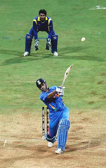 03dhoni.jpg