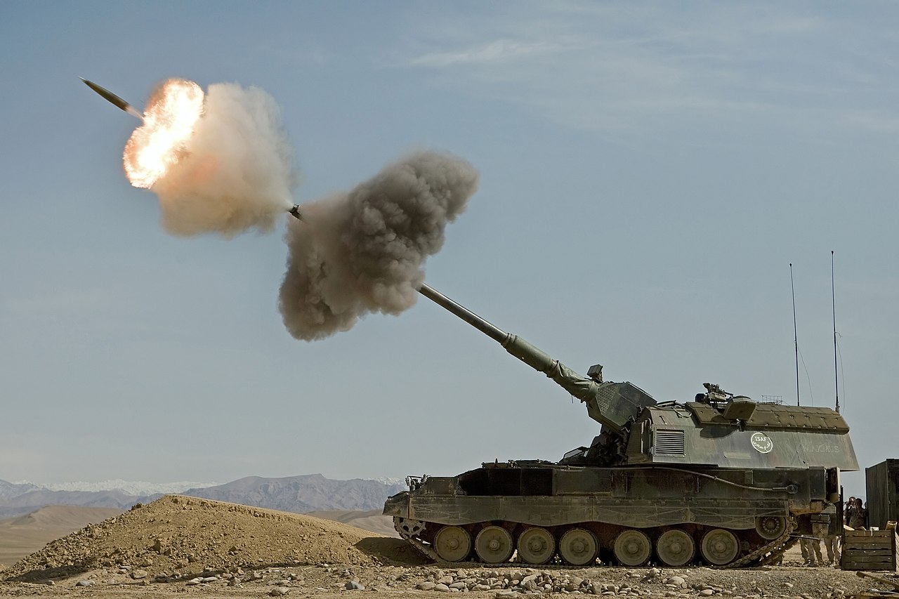 1280px-Dutch_Panzerhaubitz_fires_in_Afghanistan.jpg