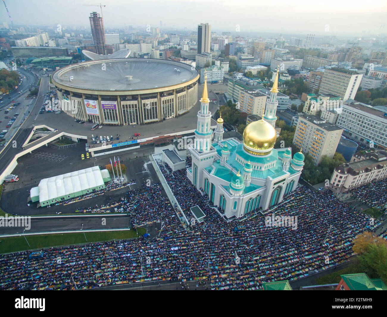 moscow-russia-24th-sep-2015-an-aerial-view-of-muslims-praying-outside-F2TMH9.jpg