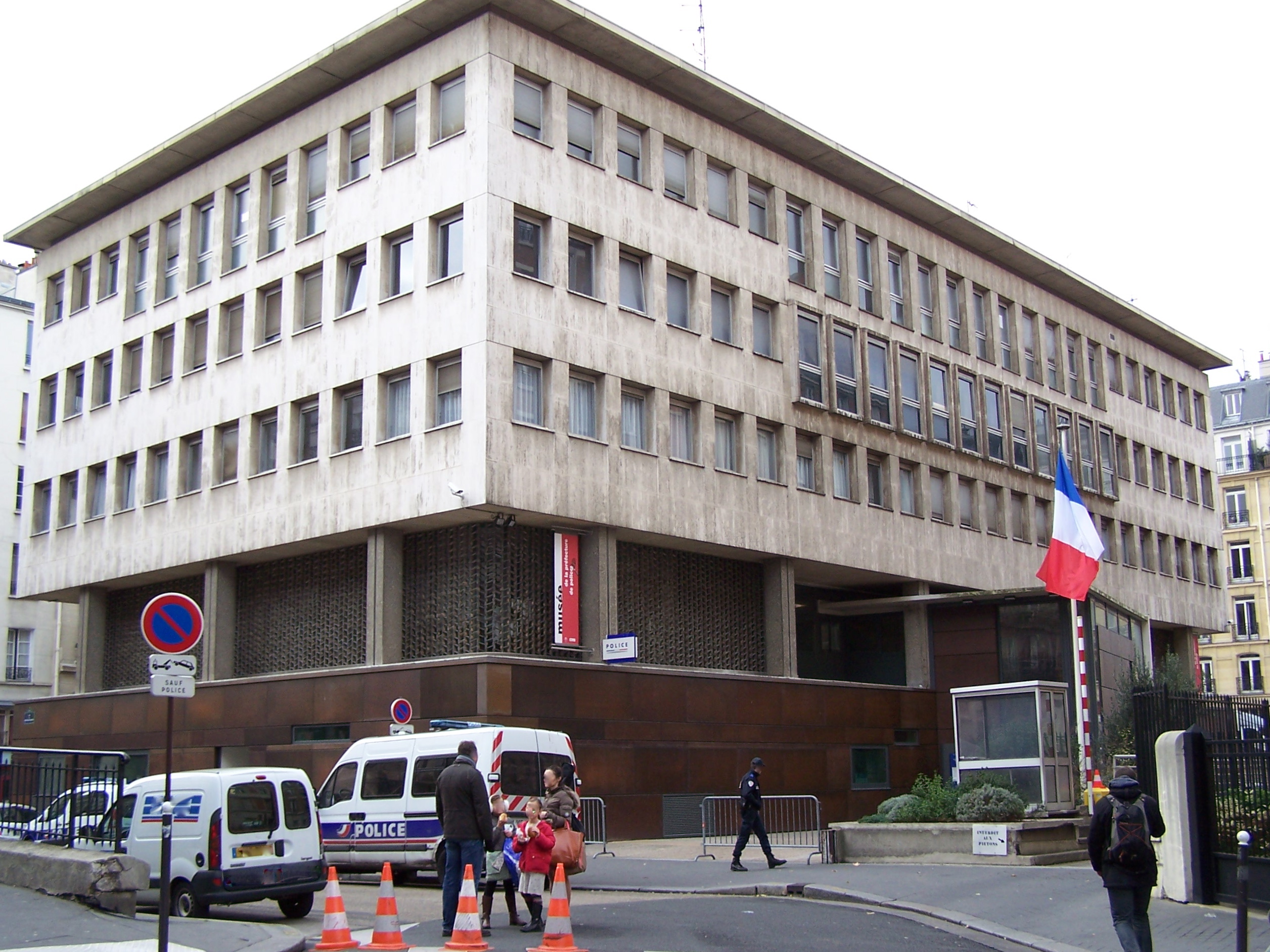 Commissariat_central_du_5e_arrdt_de_Paris.JPG