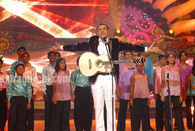 normal_Boman_Irani_sings_GIVE_ME_SOME_SUNSHINE_with_Sri_Lankan_kids_at_the_Micromax_IIFA_Awards.JPG