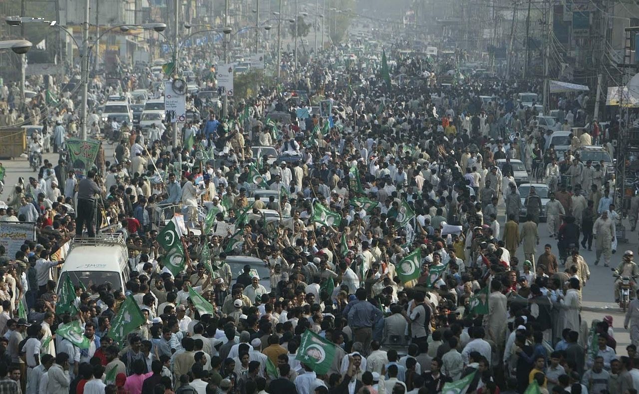 Supporters gather at Nawaz Sharif's Long March on Lahore's Ferozpur road. — Creative Commons