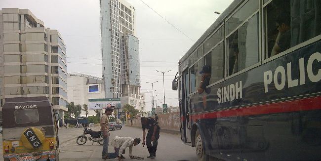 Sind-policeman-helping-guy-at-clifton-karachi-1.jpg