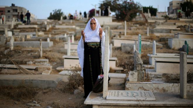 160706061251__palestinian_woman_prays_next_to_the_grave__976x549_reuters_nocredit.jpg
