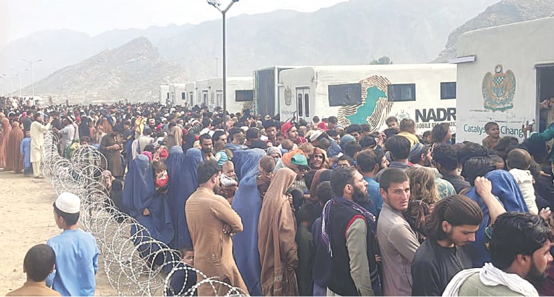 JAMRUD: A large number of Afghan families wait for their turn outside the Nadra mobile offices for their data entry before leaving Pakistan for Afghanistan, on Wednesday.—Shahbaz Butt / White Star 