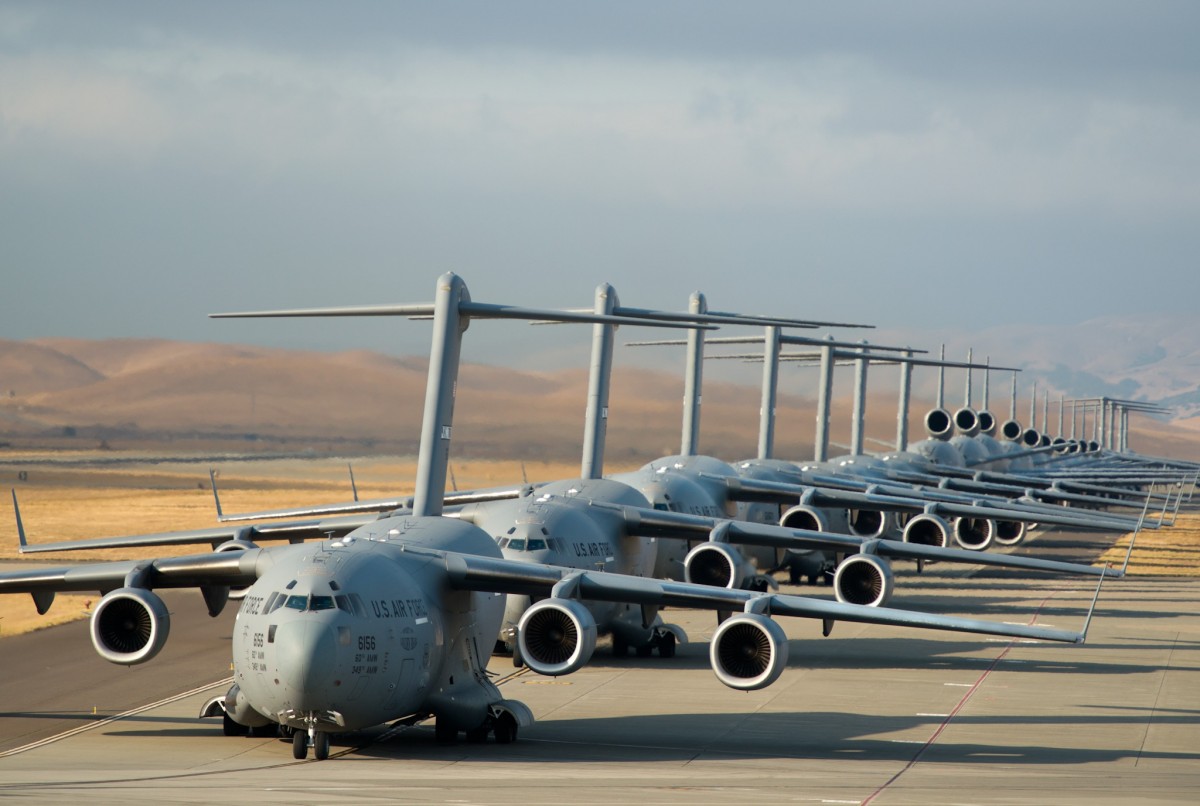 airplanes_lined_up_takeoff_cargo_military_planes_runway_aviation-1087821.jpg!d