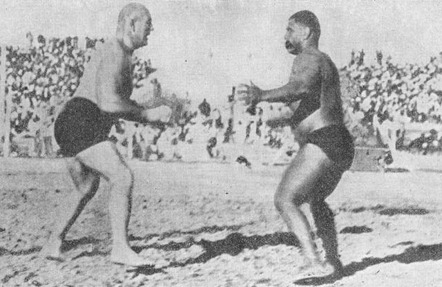 Gama-right-wrestling-with-Stanislaus-Zbyszko-in-Patiala-in-1928-and-beat-him-in-42-seconds.jpg