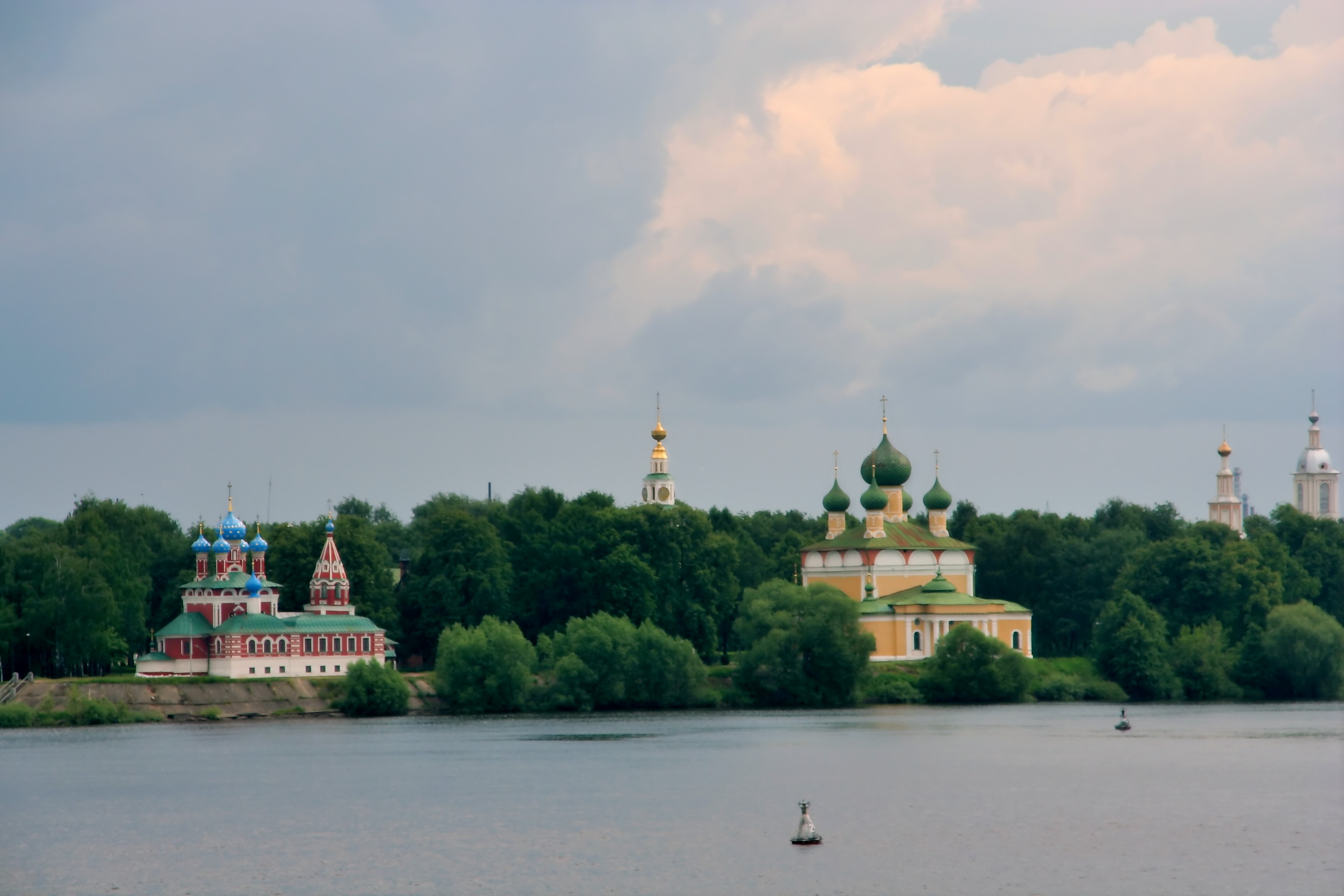Uglich_Dimitrij_church_and_cathedral_from_riverside.jpg