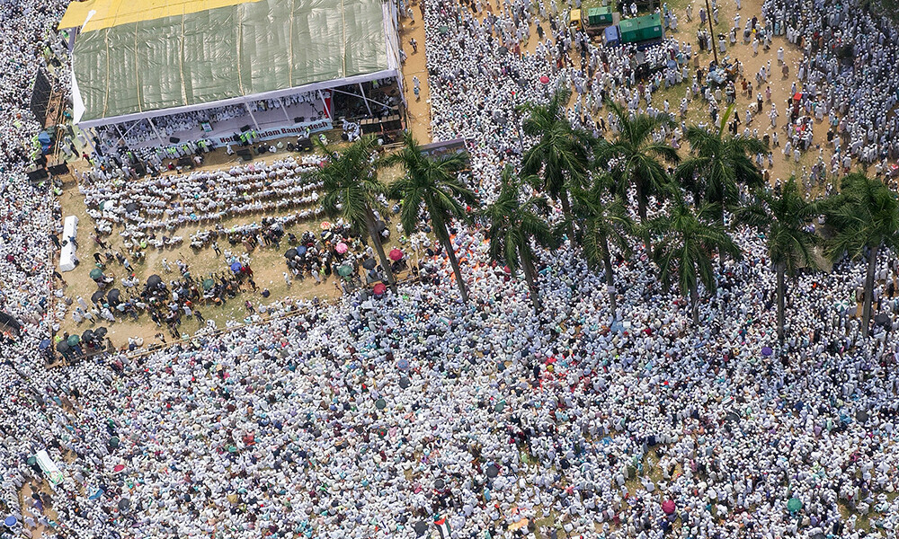 An aerial view shows Hefazat-e-Islam Bangladesh, an Islamist coalition group rallying in Dhaka on May 3, 2025, to oppose recommendations by a government women’s commission to end discriminatory provisions, including equal inheritance rights for men and women. Photo: AFP