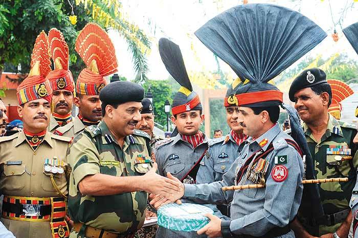 india-pakistan-troops-exchange-sweets-on-indian-republic-day-1422287051-6638.jpg
