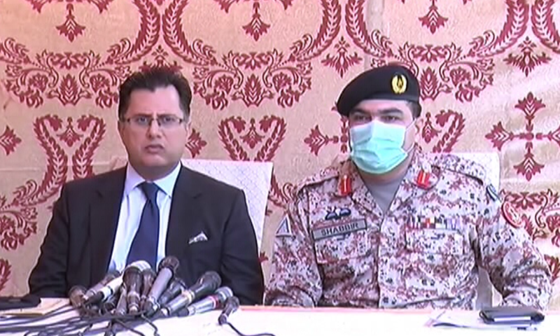 CTD DIG Omar Shahid and Colonel Shabbir of the Pakistan Rangers address a press conference in Karachi. — DawnNewsTV