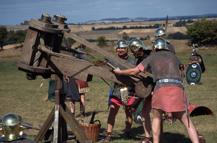 r_roman_soldiers_with_a_catapult.jpg