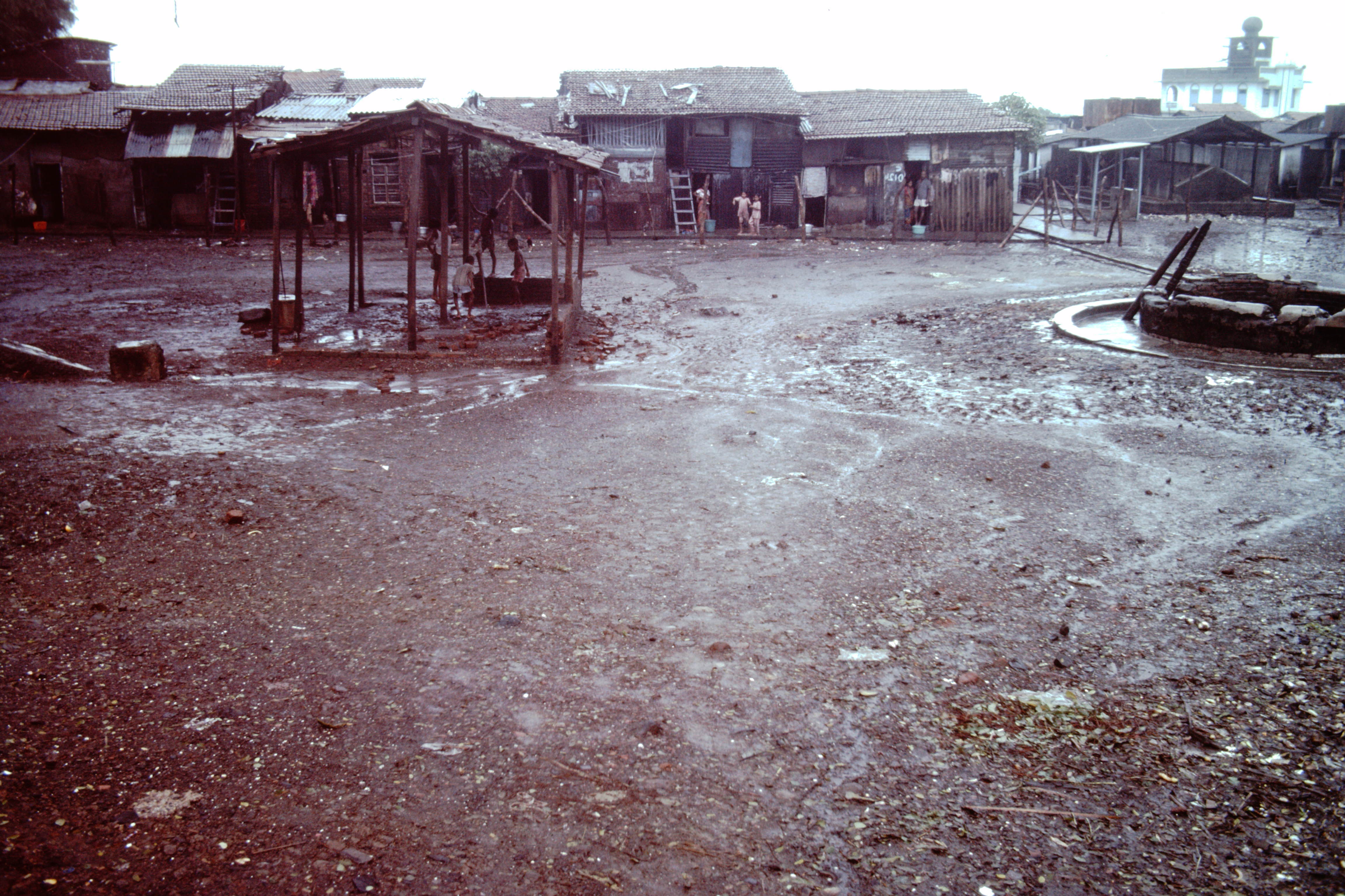 Slums-of-Mumbai-1979-open-space-IHS-87-17.jpeg