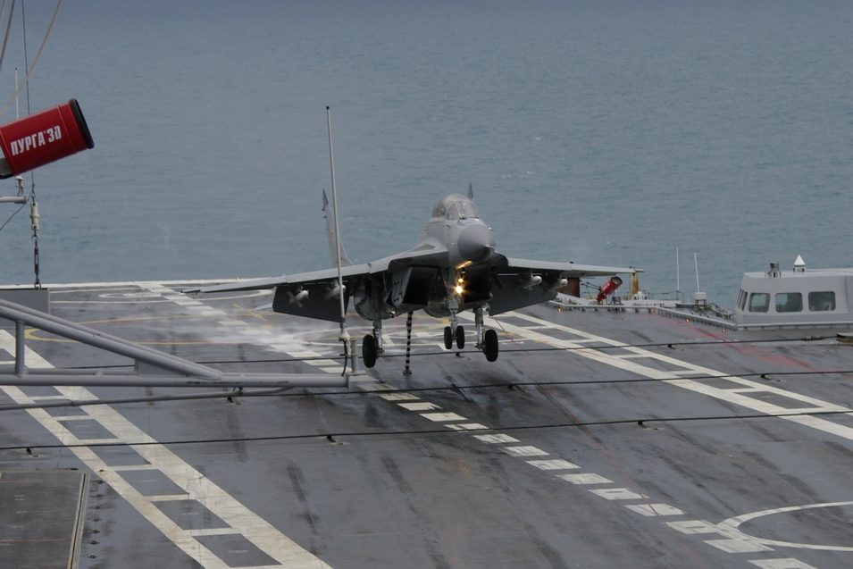 Soviet-era+carrier+Admiral+Gorshkov+Indian+navy+MiG-29KUB+trainer+operated+by+Russian+pilots+has+landed+aboard+the+INS+Vikramaditya,+becoming+the+first+fixed-wing+aircraft+to+land+on+the+ship+since+its+refurbishment+(1).jpg
