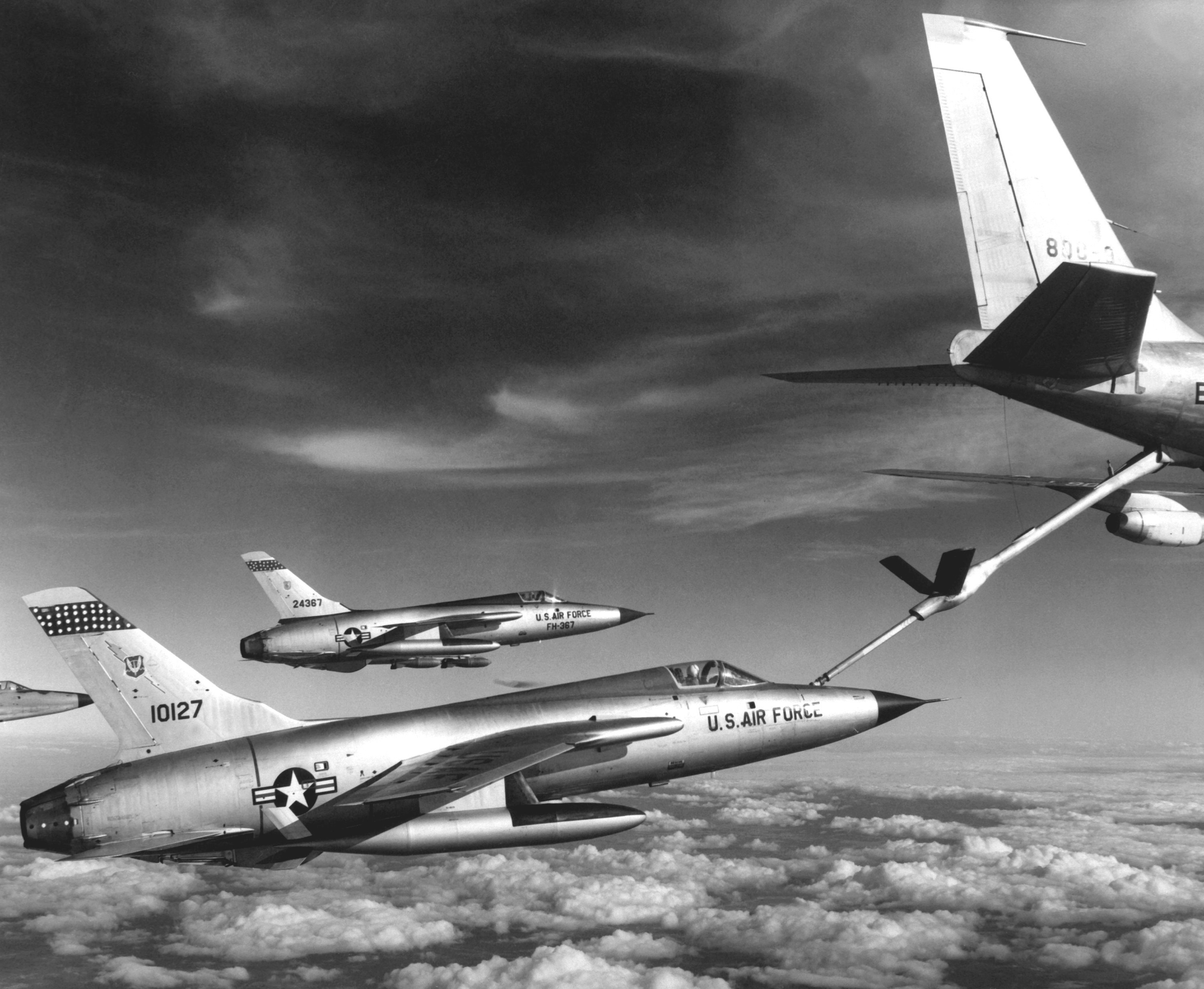 F-105_Thunderchiefs_refuel.jpg