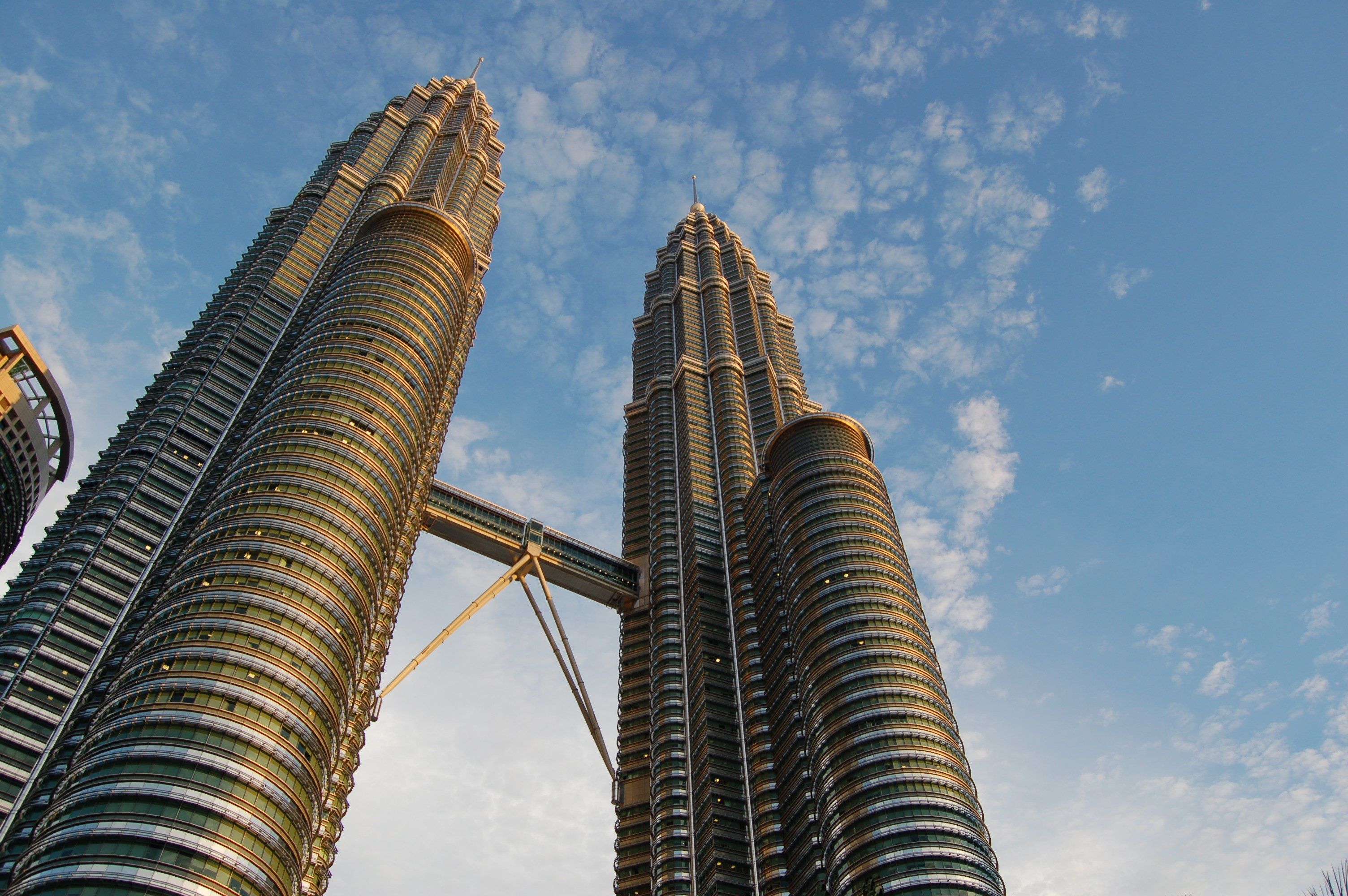 Petronas_Towers_by_Day.jpg