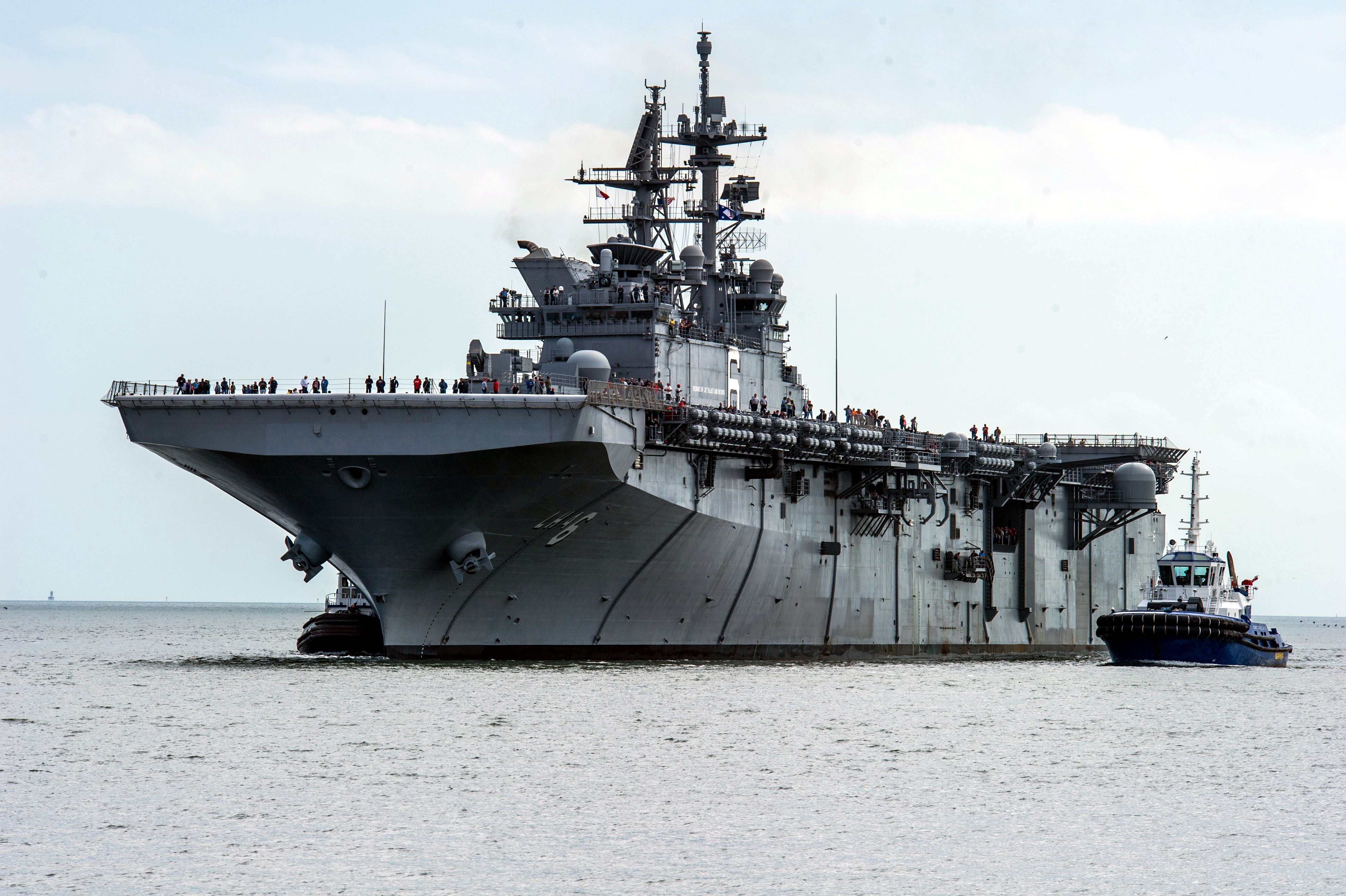 USS_America_%28LHA-6%29_off_Pascagoula_in_2013.JPG