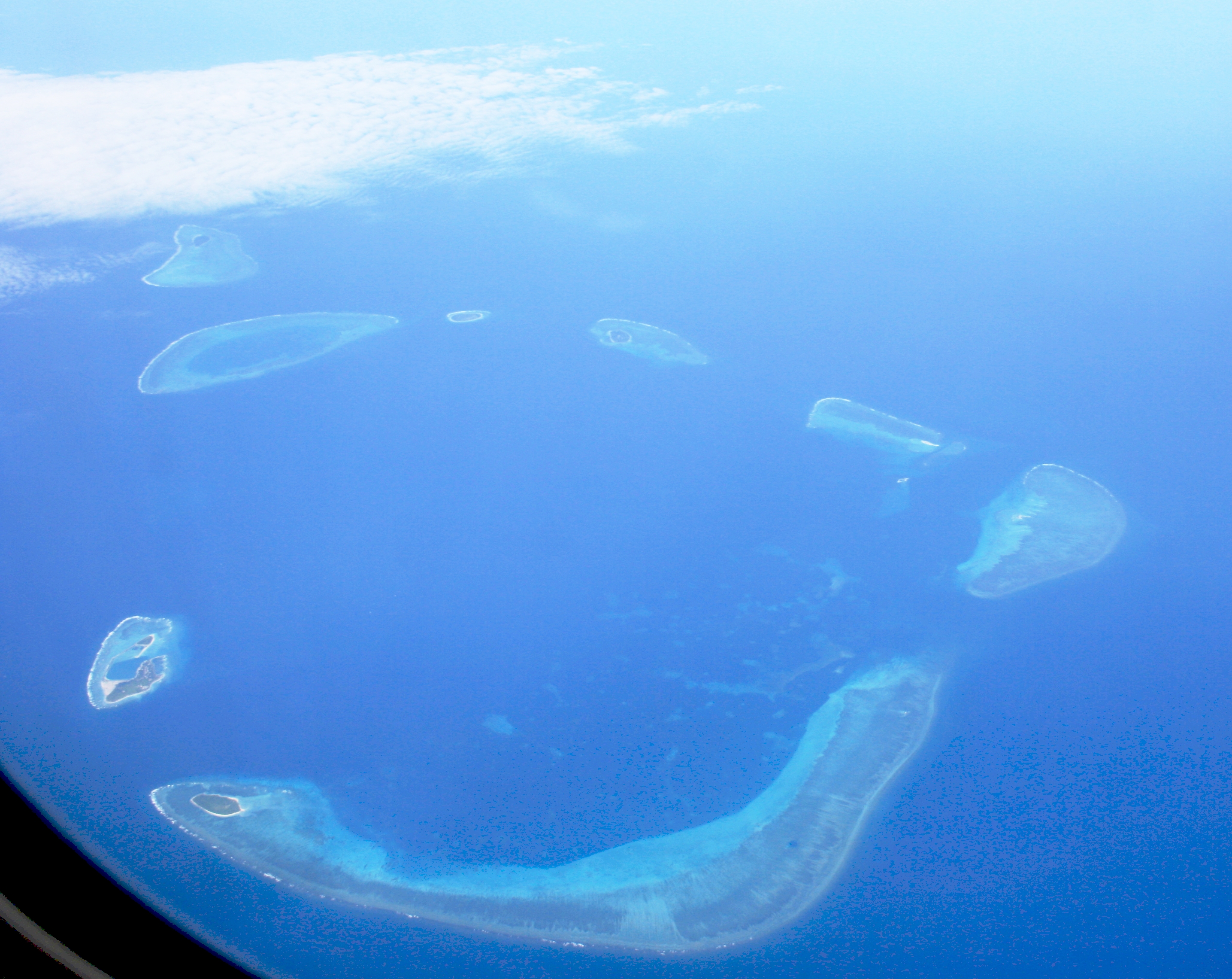 Crescent_Group,_Paracel_Islands,_2007-08-11_retouched.jpg