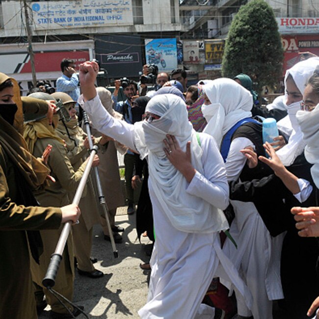 girls-fighting-with-police-forces-in-kashmir-201704-1493195582.jpg