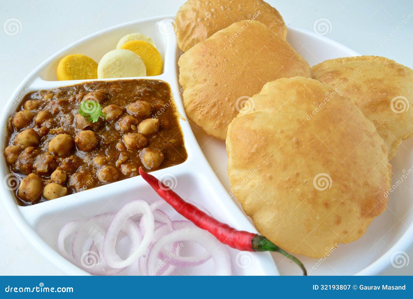 chole-puri-indian-meal-consisting-puris-as-main-dish-32193807.jpg