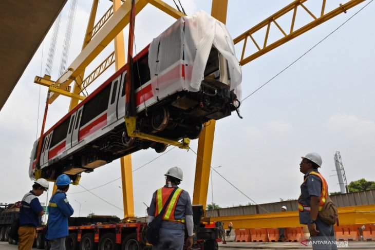 Pengangkatan-Gerbong-LRT-Jabodebek-041219-app-1_1.jpg