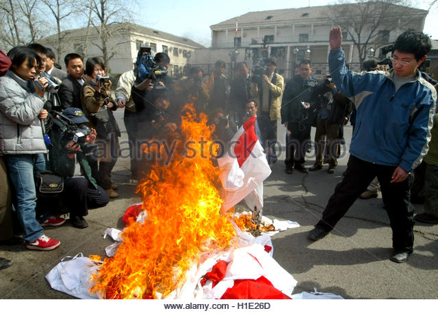 chinese-activists-burn-japanese-flags-outside-the-japanese-embassy-h1e26d.jpg