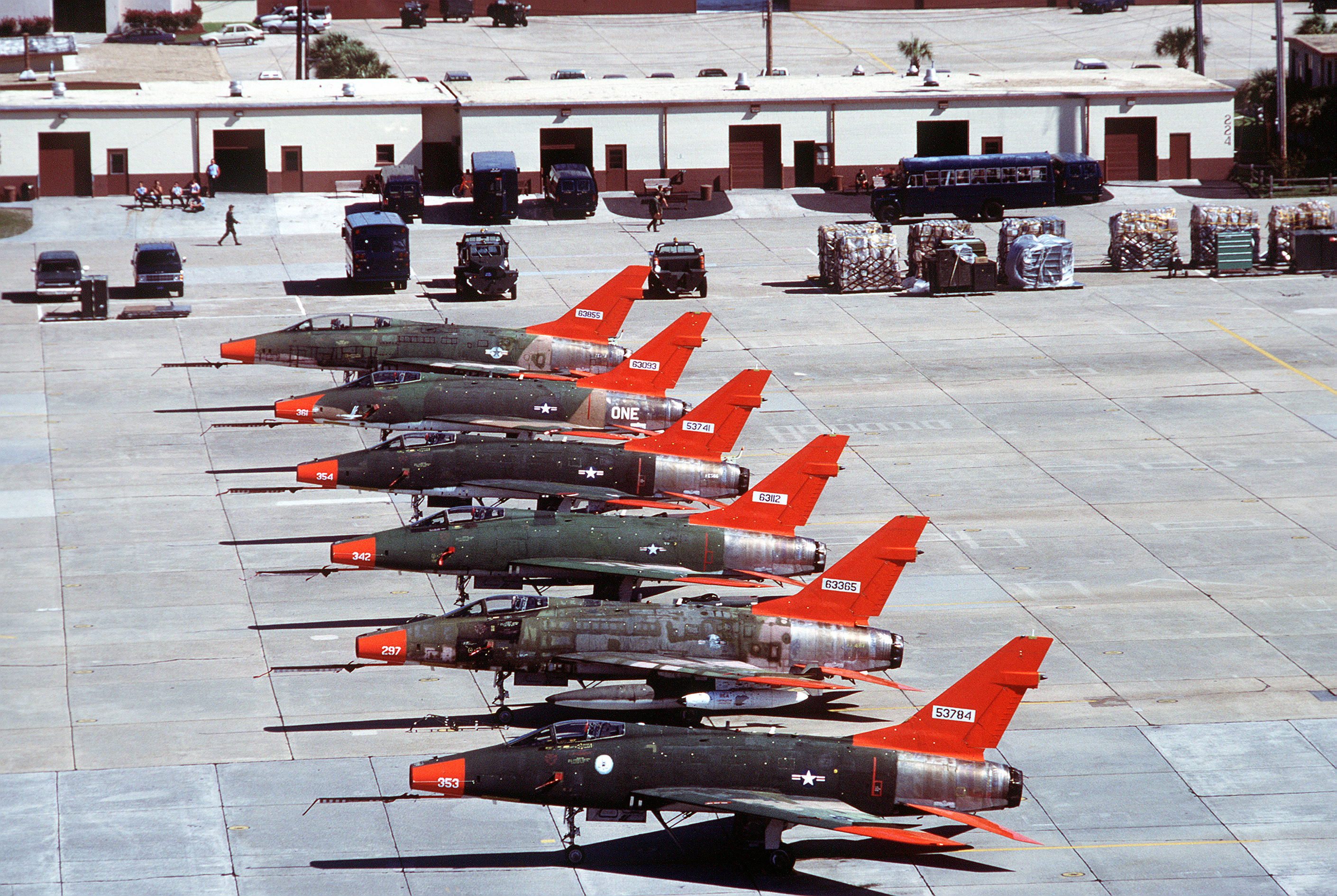 QF-100_Super_Sabres_at_Tyndall_AFB_1990.jpeg