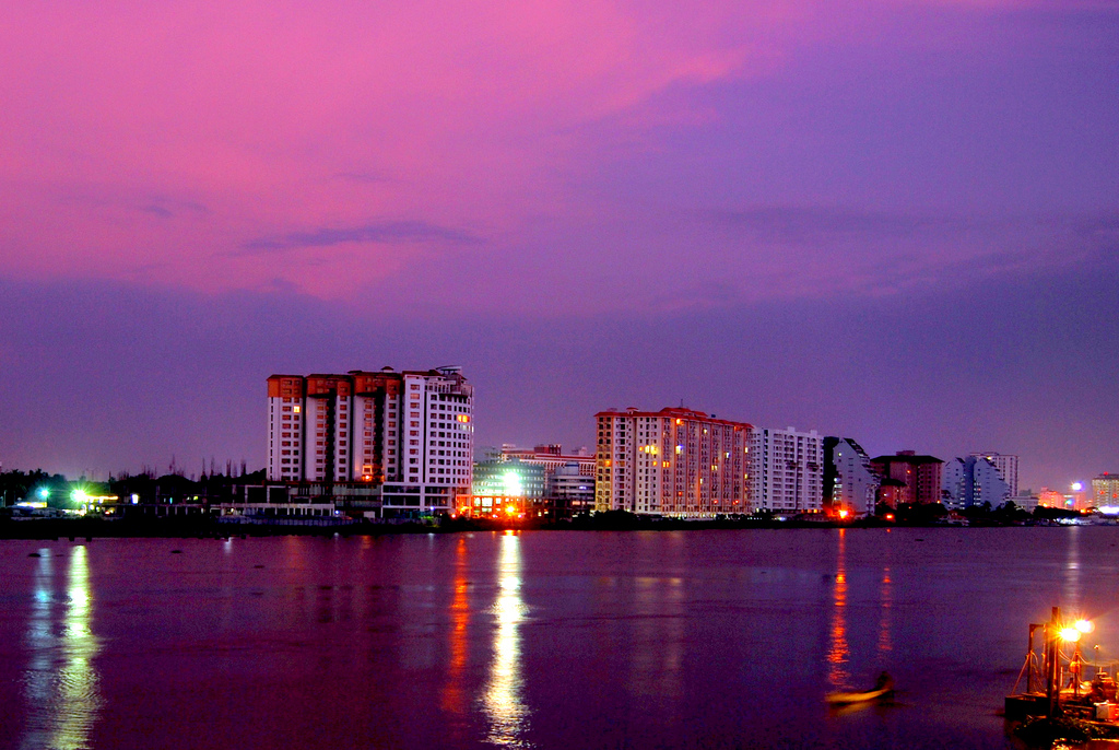 Marine_Drive_Kochi_Ernakulam_Kerala.jpg