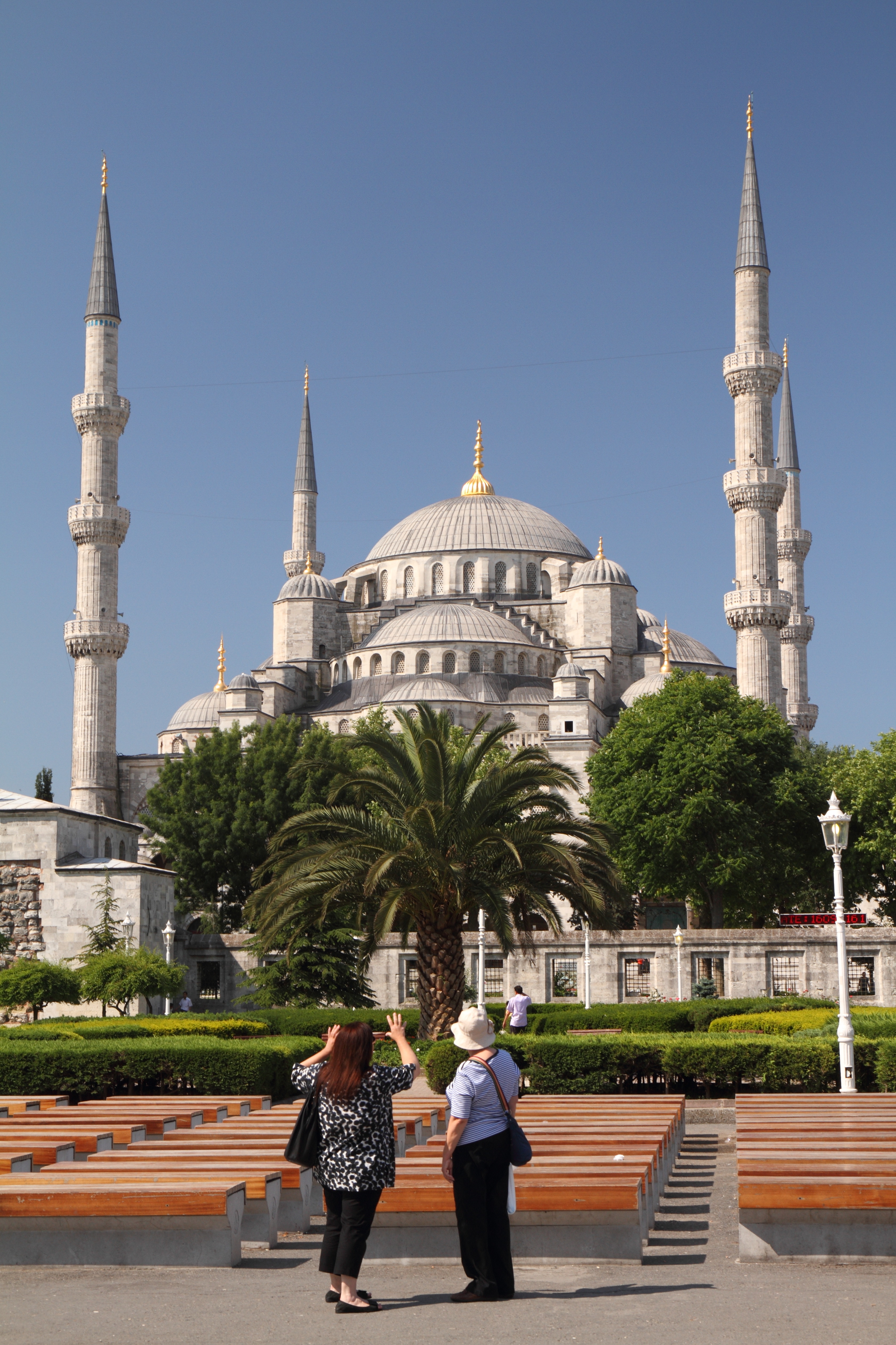 Blue_Mosque_Two_Tourists_Wikimedia_Commons.JPG