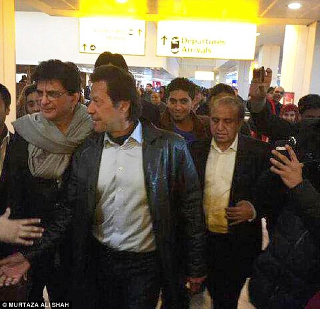 246A7FB600000578-2896565-Imran_flew_to_London_from_Pakistan_to_tell_Jemima_and_their_sons-a-1_1420466067759.jpg