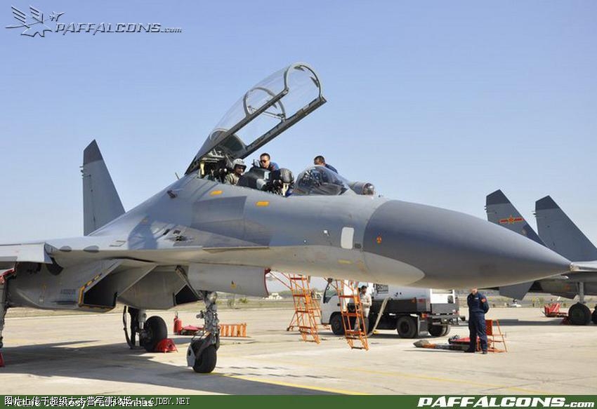 PAK+Pilots+On+Sukhoi%2527s+Su-30+Fighter+Jet_2.jpg