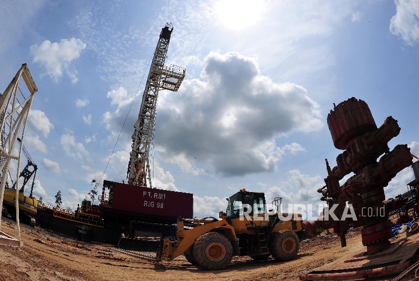 pekerja-tambang-beraktivitas-di-area-pengeboran-minyak-dan-gas-_160506215749-690.jpg