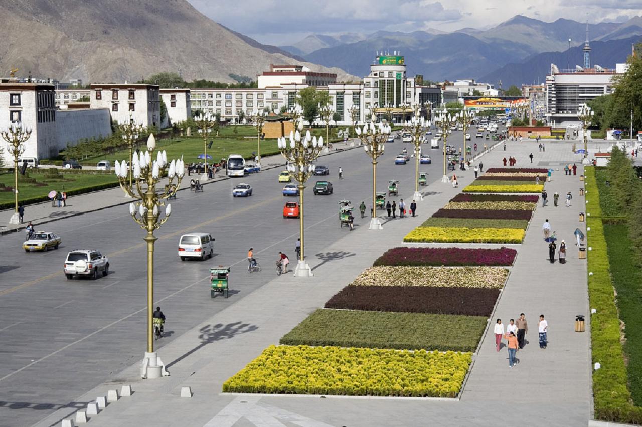 main-road-in-lhasa.jpg