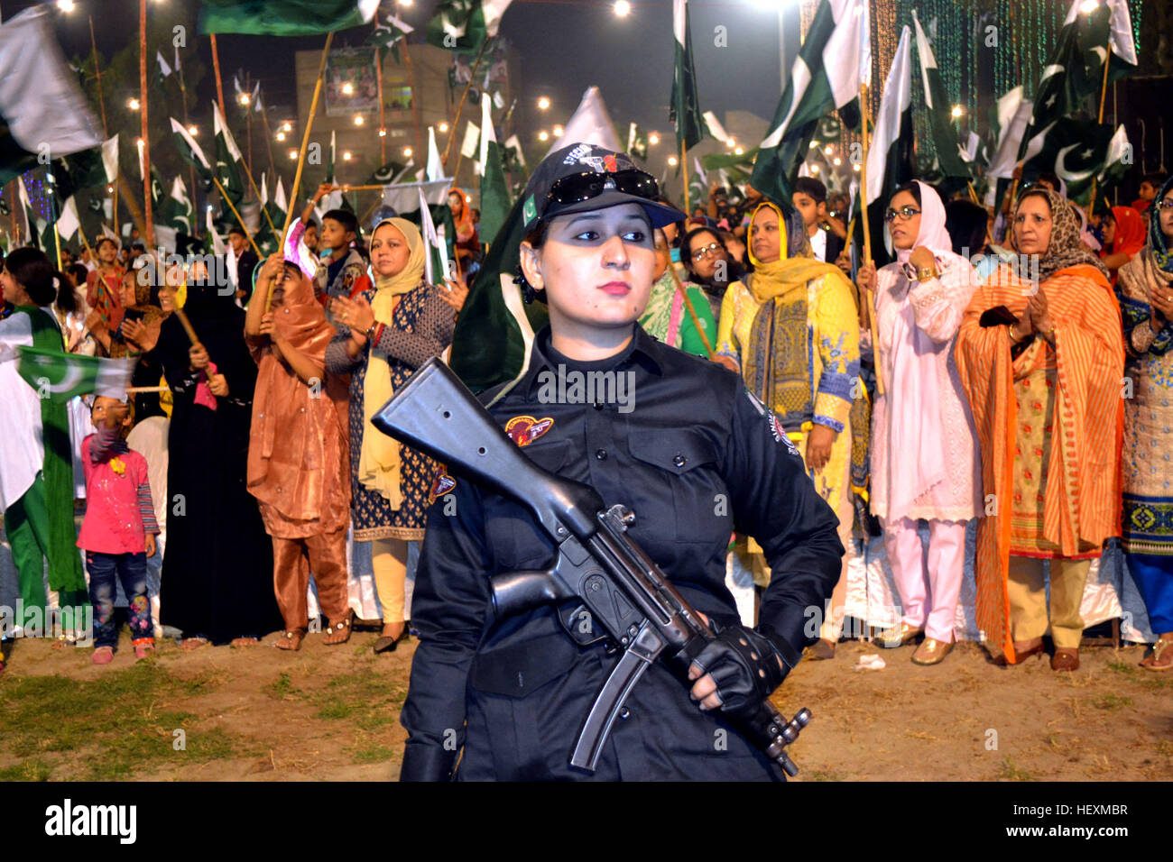 hyderabad-pakistan-23rd-dec-2016-a-lady-police-commando-stand-alert-HEXMBR.jpg