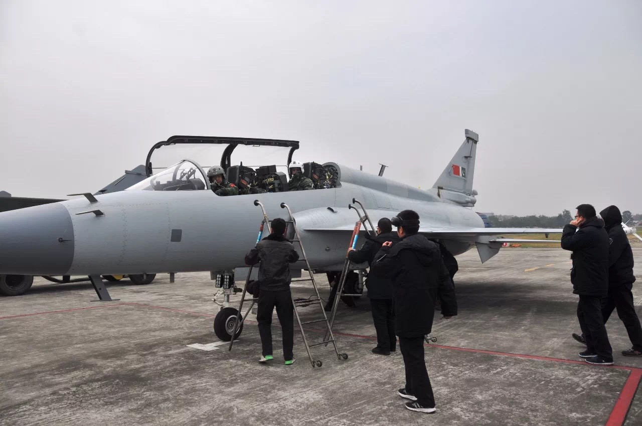 2017-12-12-Les-pilotes-chinois-et-pakistanais-volent-sur-le-m%C3%AAme-JF-17B-04.jpg