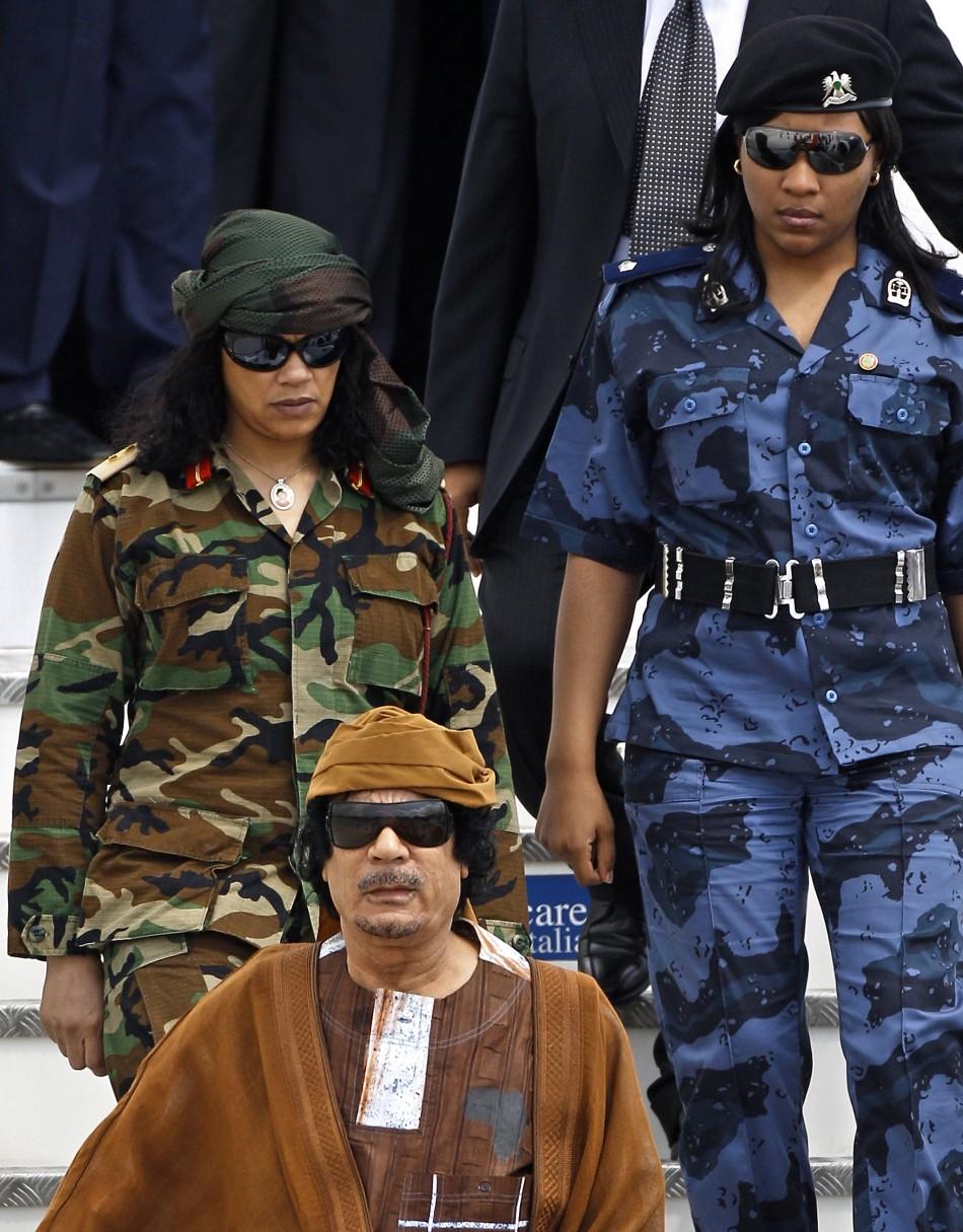 178056-moammar-gadhafi-and-female-body-guards.jpg