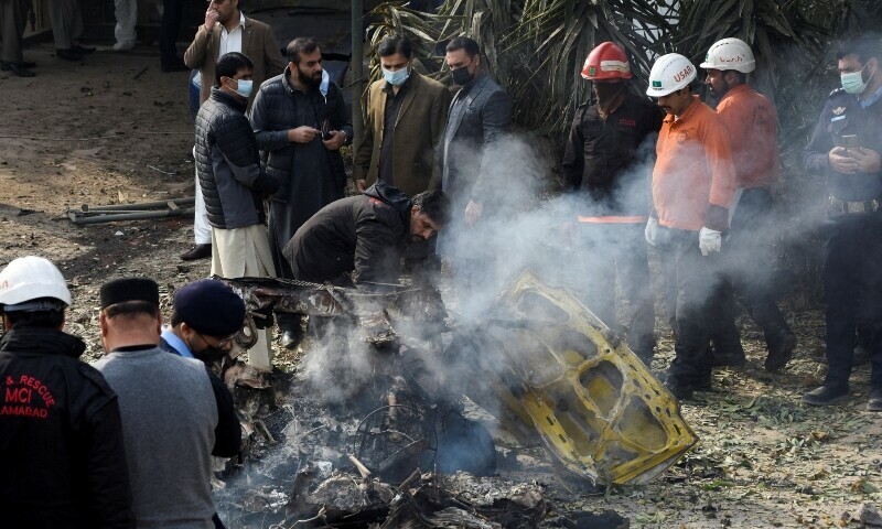 <p>Rescue workers and police officers gather at the site of a suicide car bombing in Islamabad, Pakistan December 23, 2022. — Reuters</p>