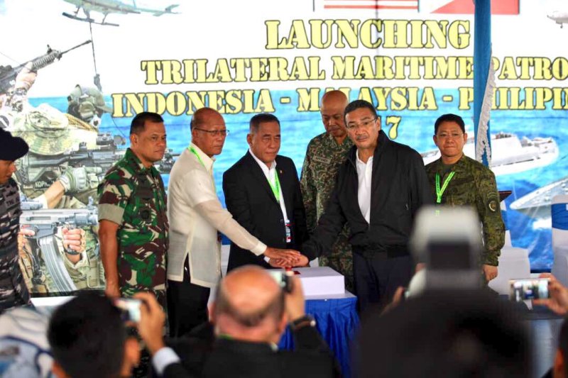 delfin-lorenzana-trilateral-maritime-patrol.jpg