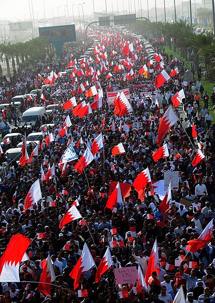 425px-Hundreds_of_thousands_of_Bahrainis_taking_part_in_march_of_loyalty_to_martyrs.jpg