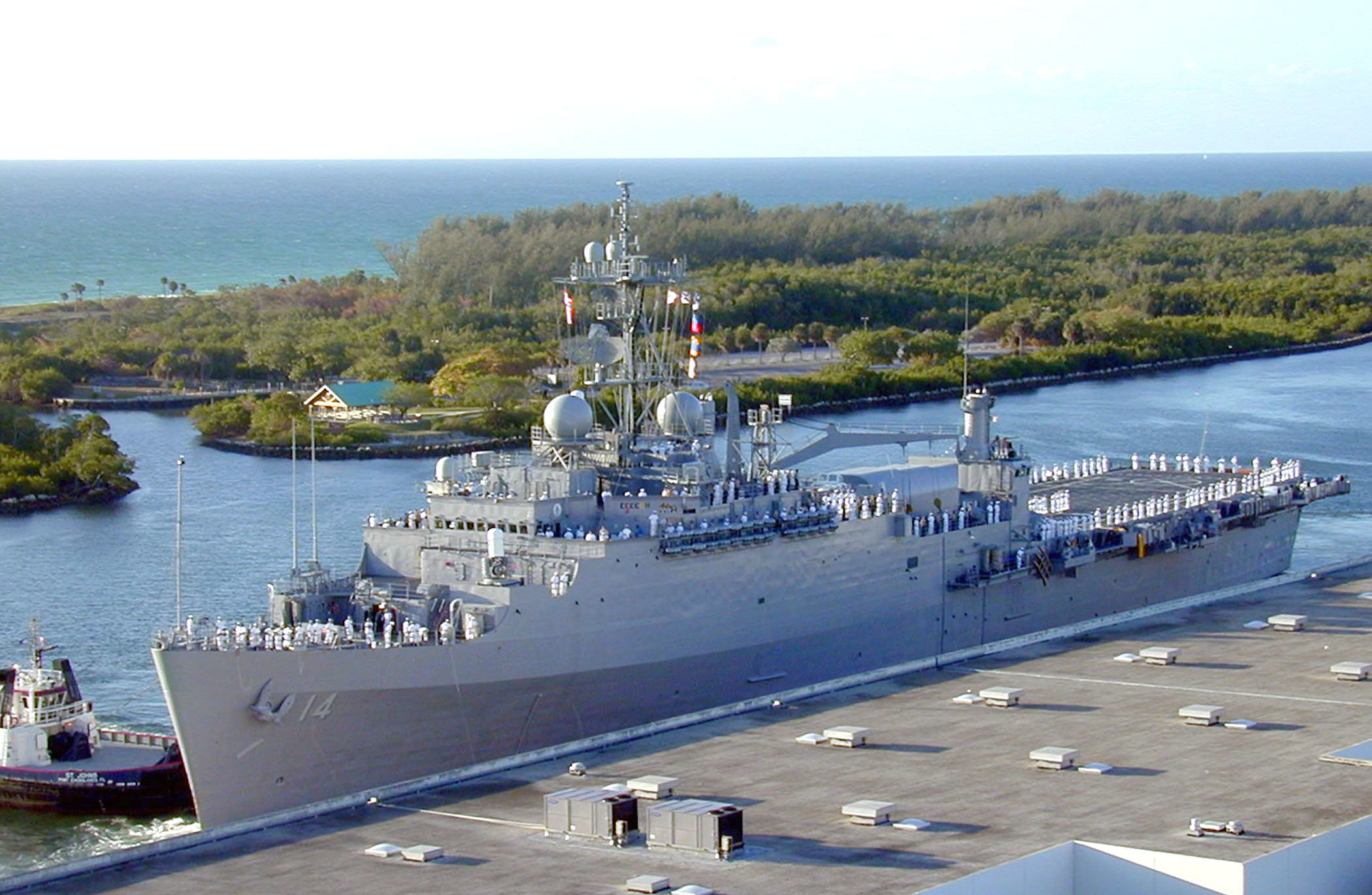 USS_Trenton_LPD-14_fleetweek2004.jpg