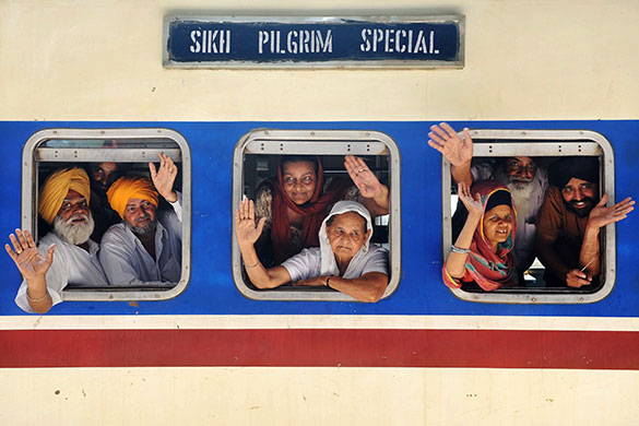 Indian-Sikh-pilgrims-wave-002.jpg