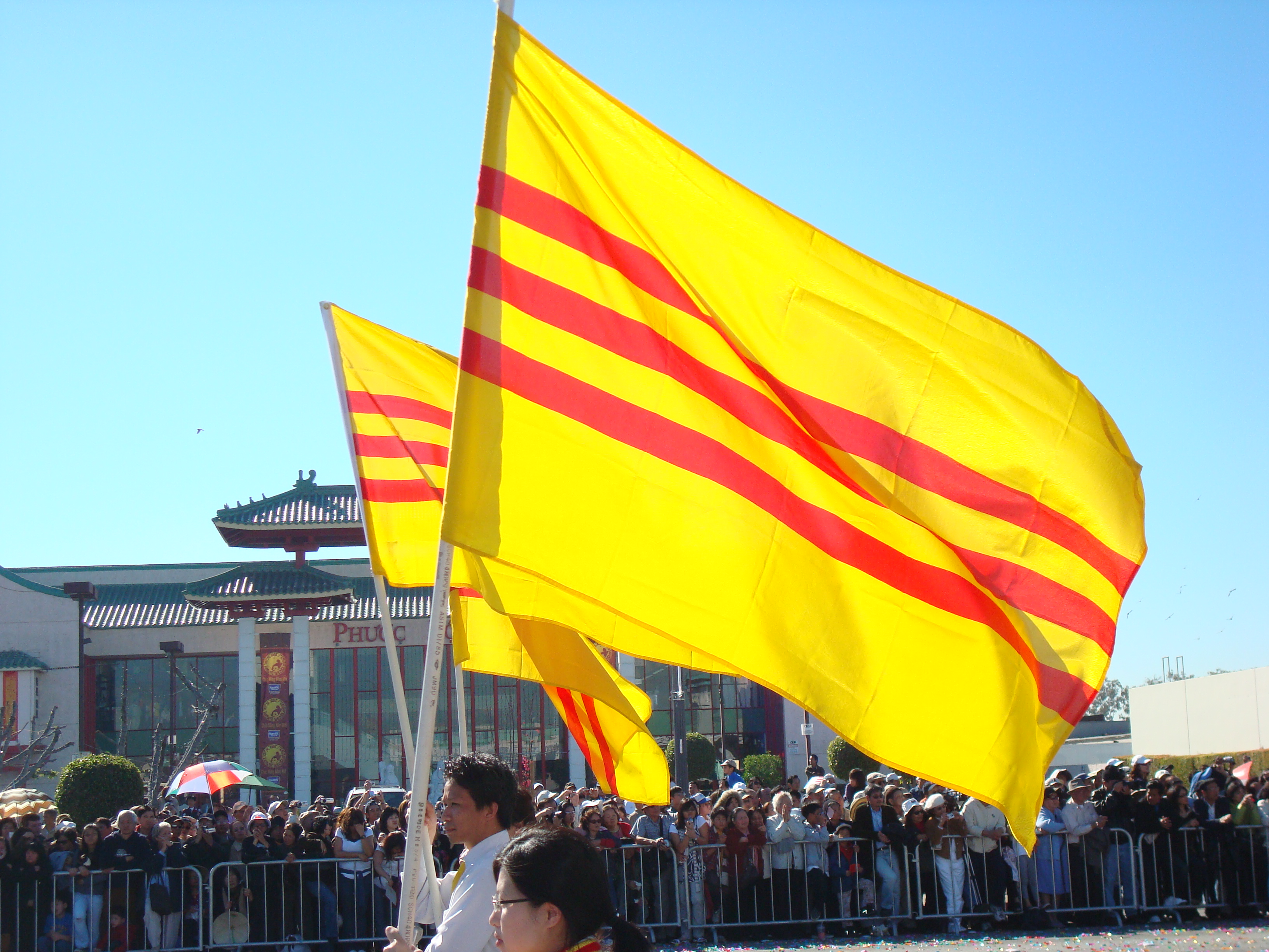 South_Vietnamese_flag_parade.jpg