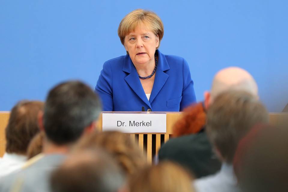 BN-PD581_merkel_J_20160728073646.jpg