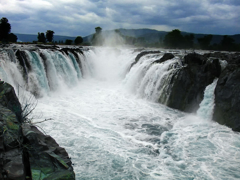 Hogenakkal_falls_Tamilnadu_Tourism.jpg