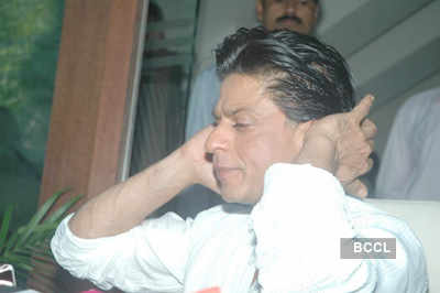 Shah-Rukh-Khan-is-photographed-as-he-pays-Namaz-at-his-house-named-Mannat-in-Mumbai-.jpg